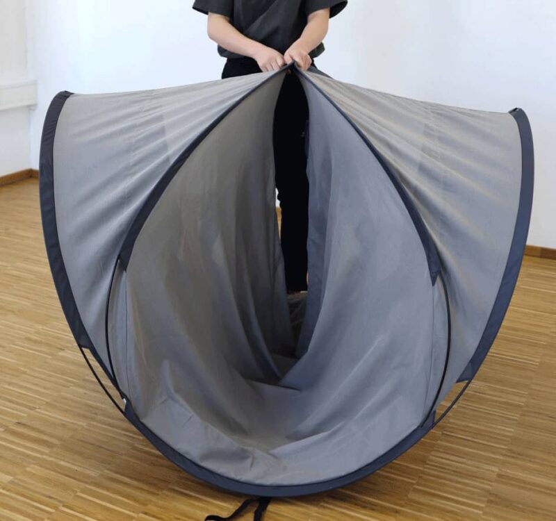 Folding shielding tent - Step 1