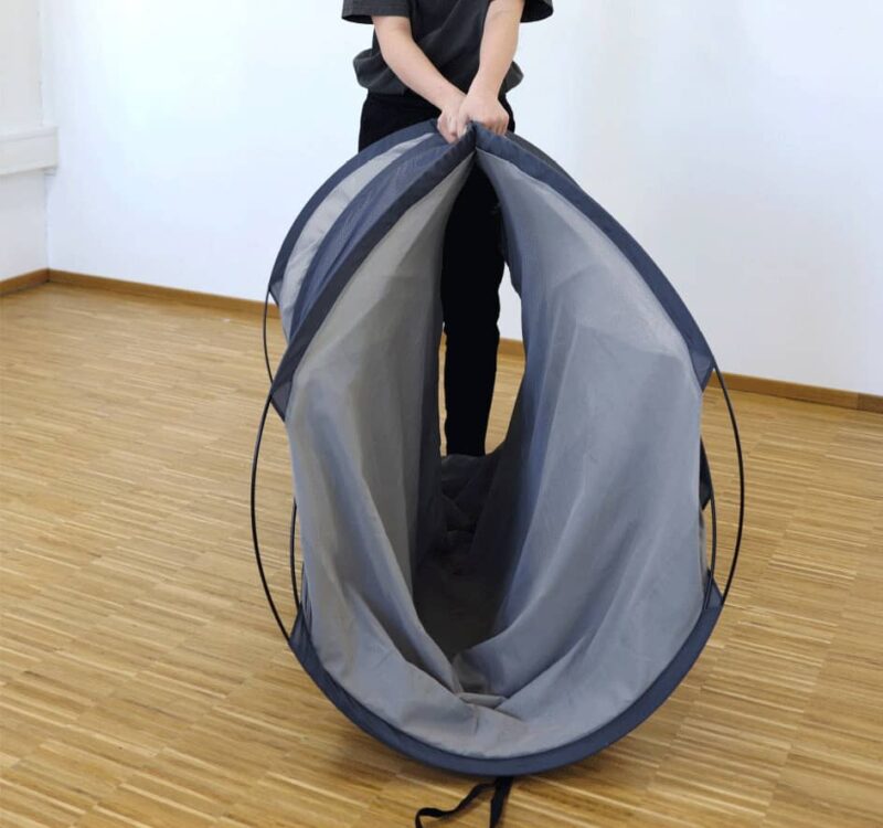 Folding shielding tent - Step 2